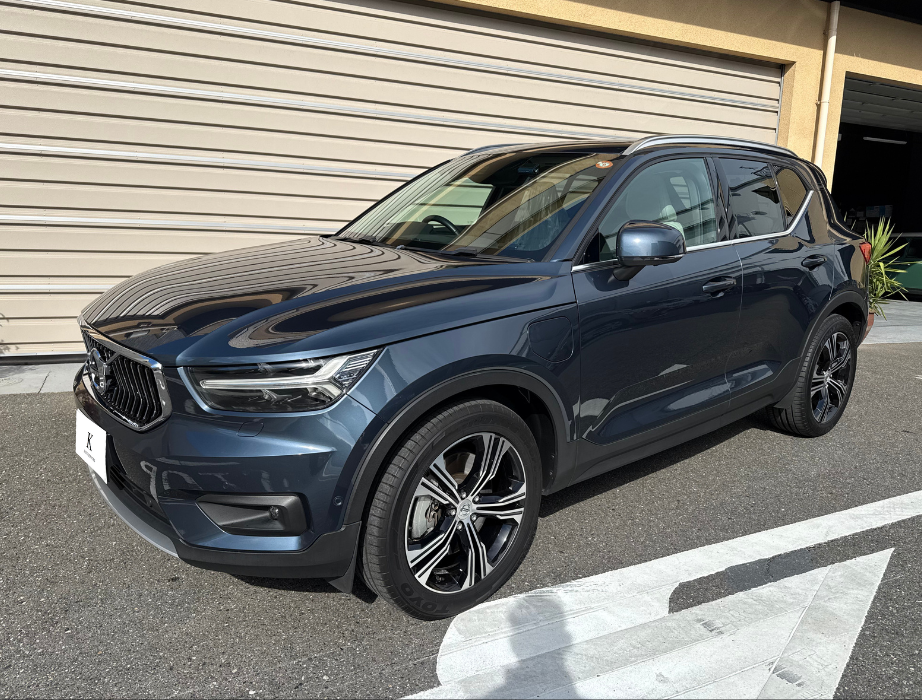 Volvo XC40 Recharge T5 Inscription（プラグインハイブリッド／紺）